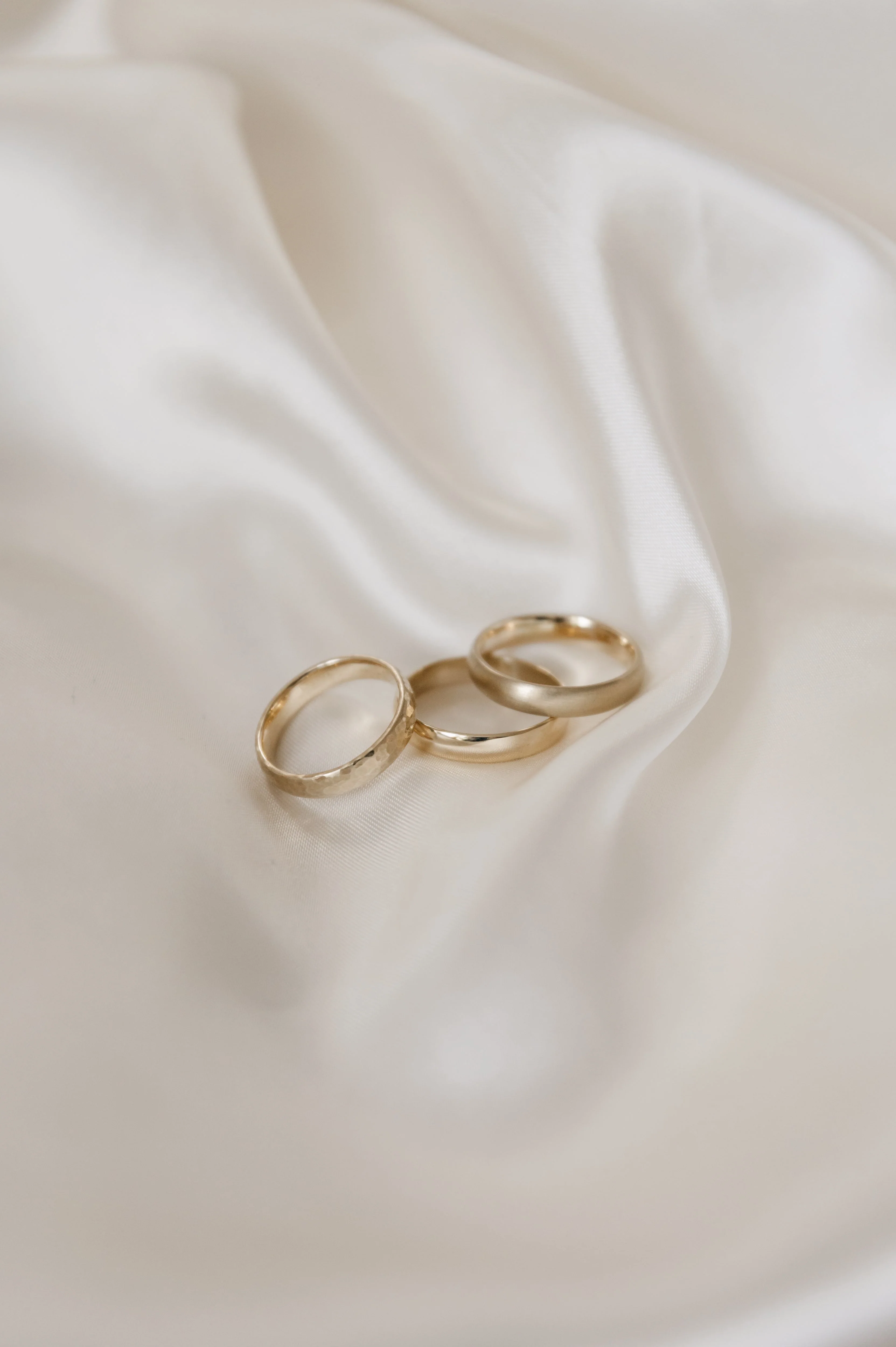 9ct Gold 4mm Satin Court Wedding Ring - Image 3