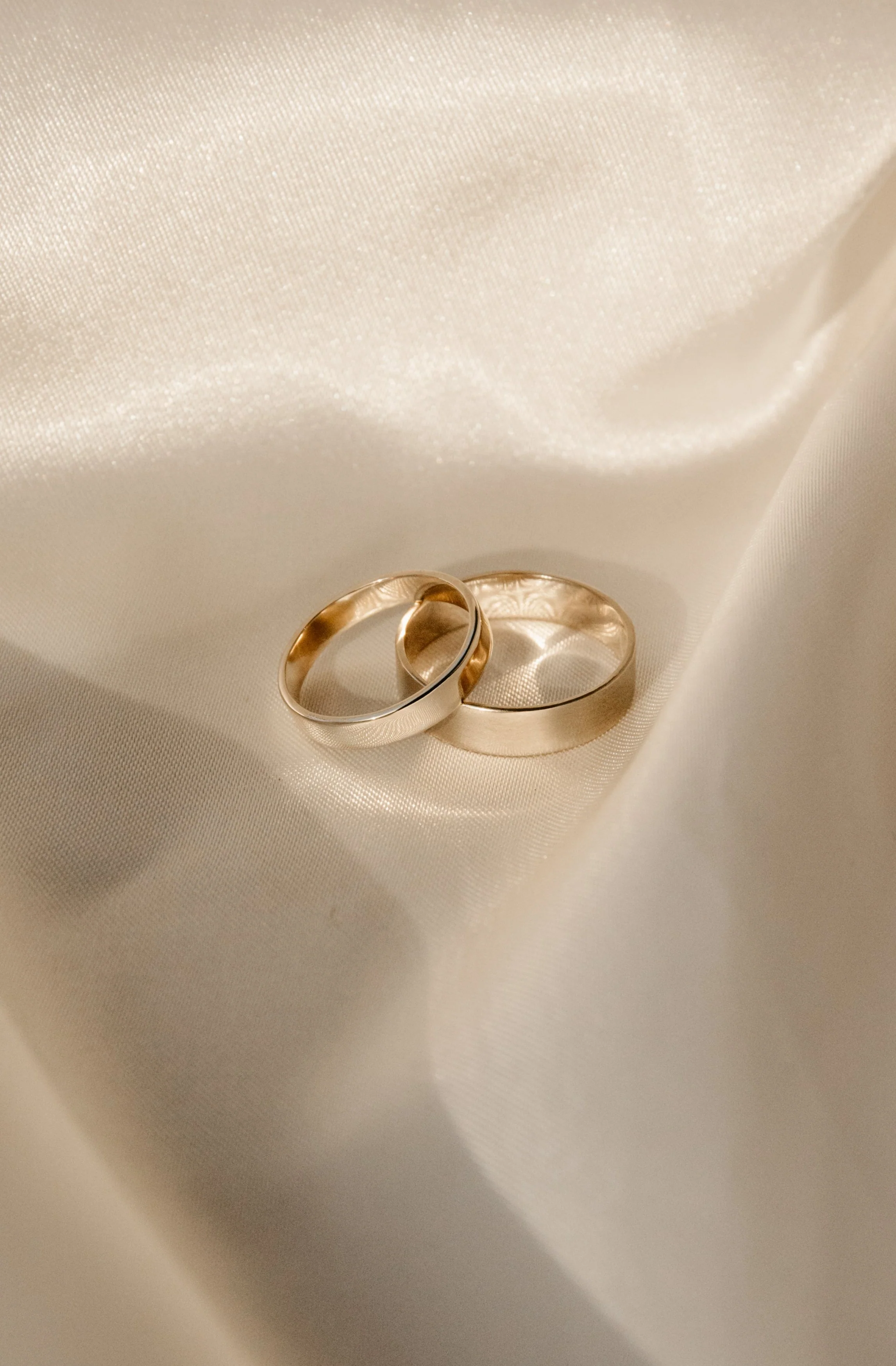9ct Gold 5mm Flat Wedding Ring - Image 3