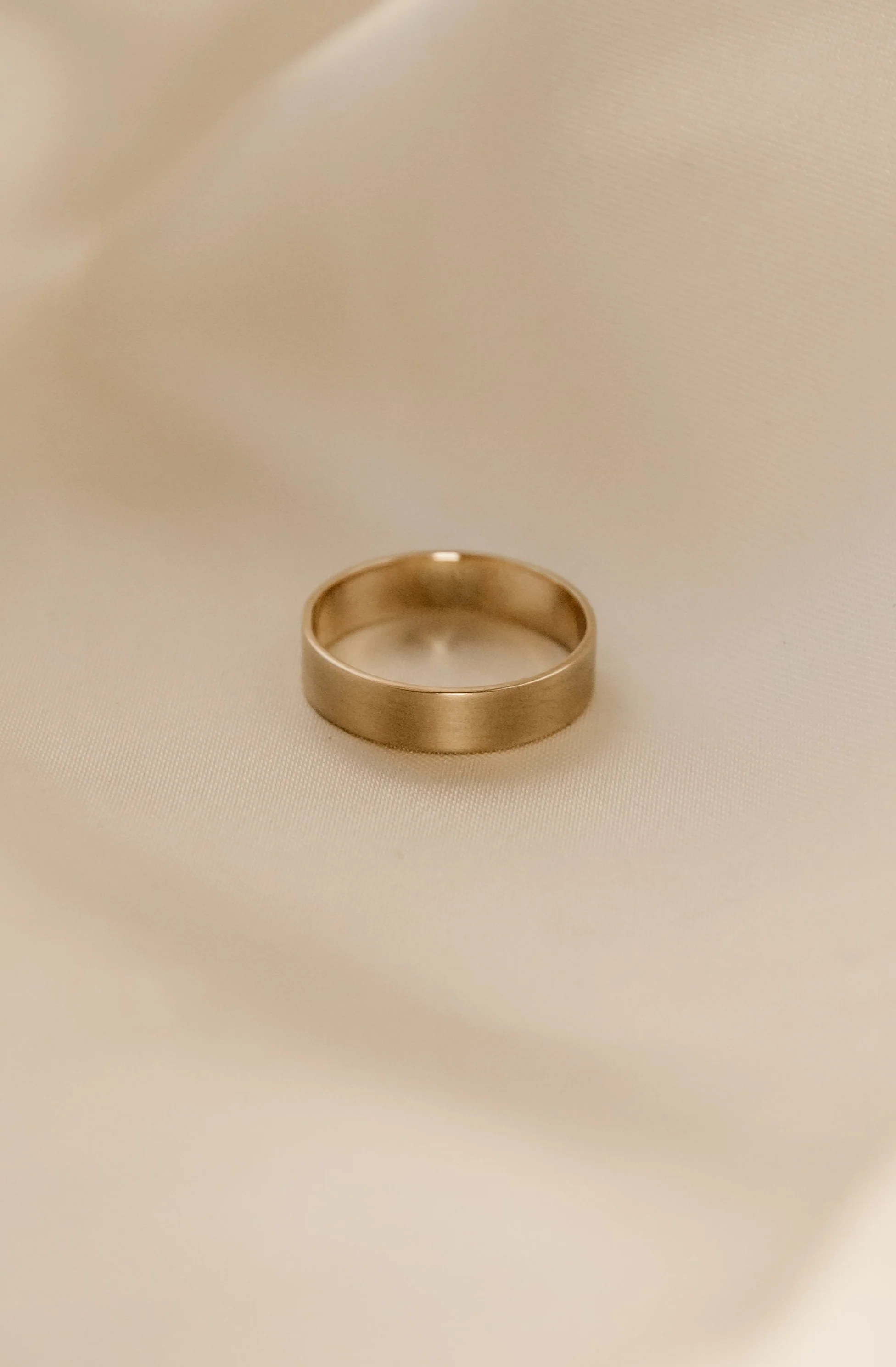 9ct Gold 5mm Flat Wedding Ring - Image 4