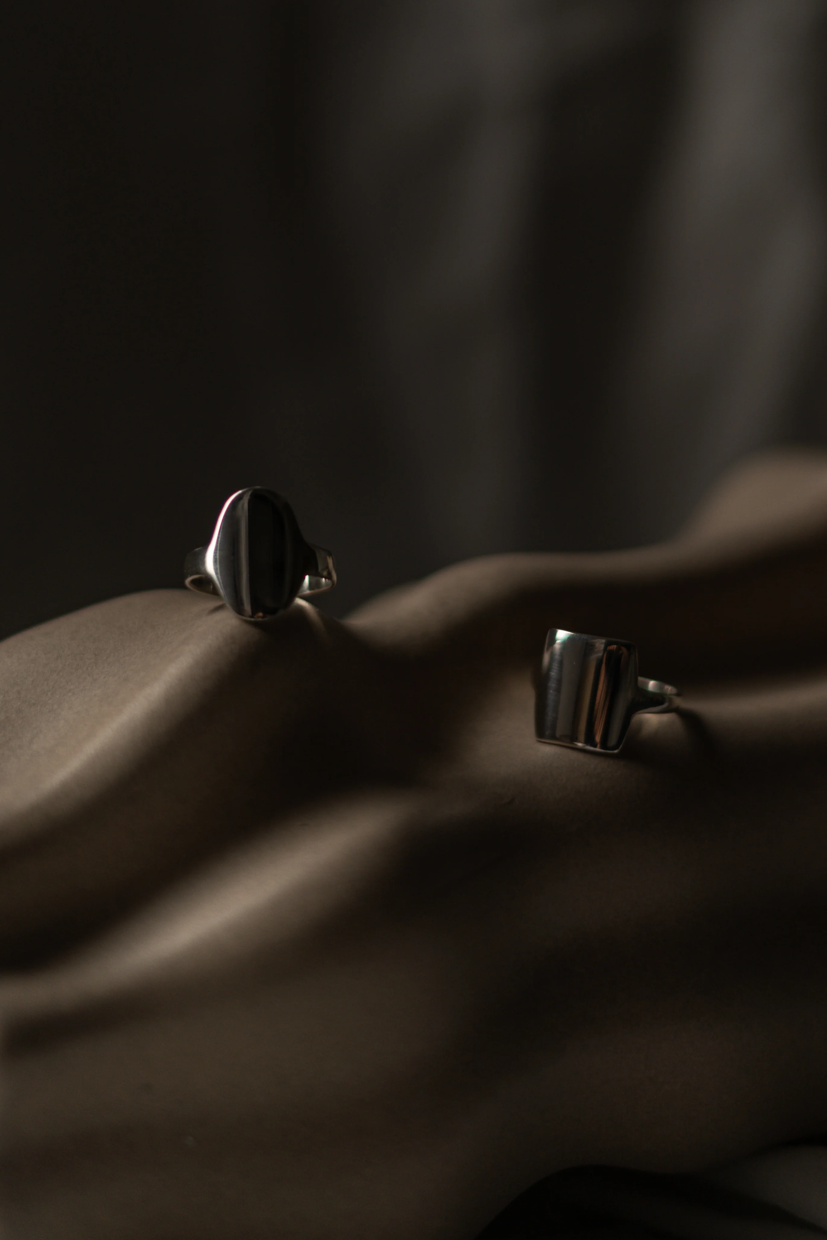 Silver Oval Shield Ring - Image 3